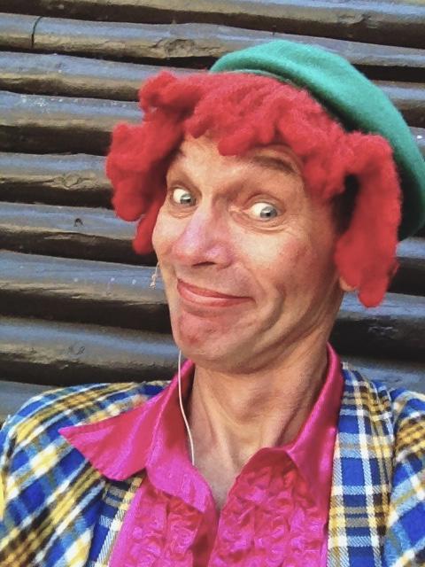 Met zijn nieuwe blouse!